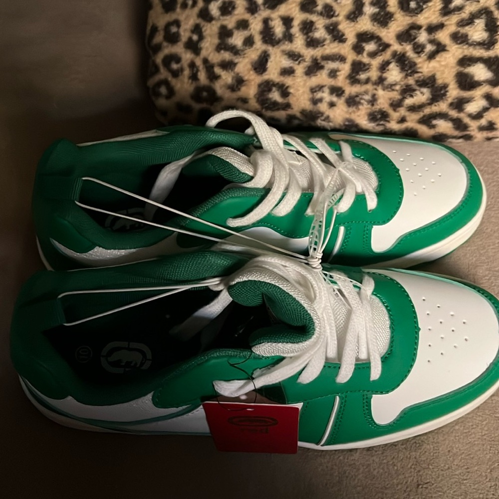 Brand new green and white sneakers for woman in size 10